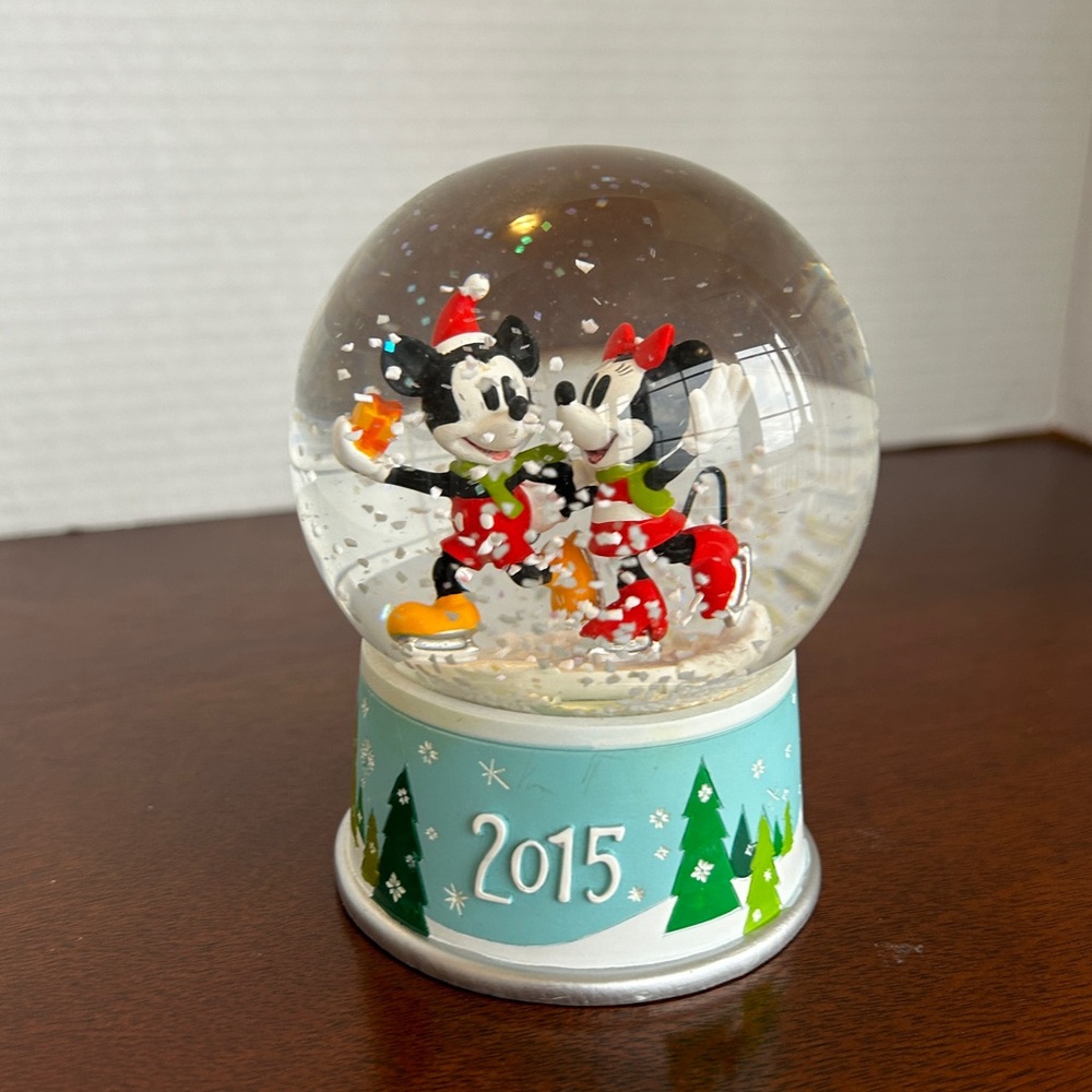 2015 Disney Store Mickey Mouse & Minnie Mouse Holiday Snow Globe Christmas